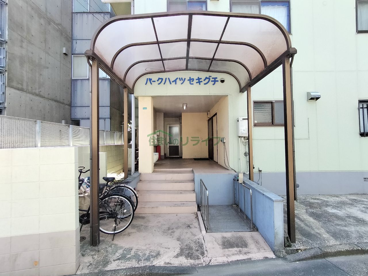 建物エントランス